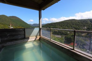 芦ノ湖と箱根の山に夜空にきらめく満点の星空が楽しめる貸切展望風呂